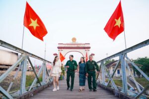 DMZ - (Vietnamese Demilitarized Zone) 2 hien luong bridge
